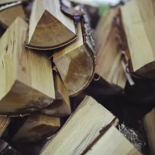 Jak prawidłowo przygotować drewno na opał? Część II: Zasady składowania  i przechowywania drewna